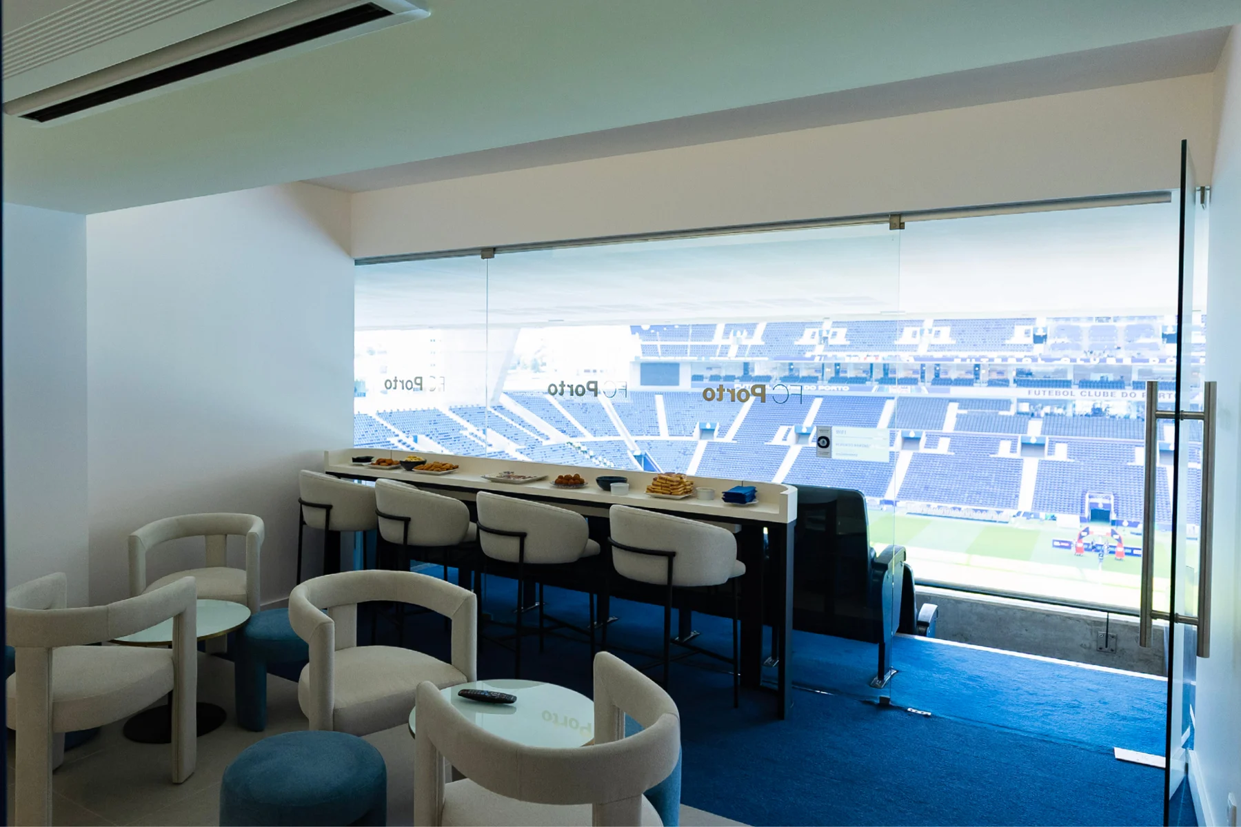 Camarote com vista para o relvado do Estádio do Dragão